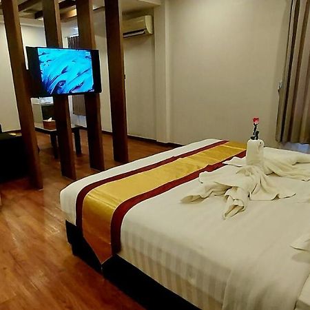 Royal Crown Hotel Γιανγκόν Εξωτερικό φωτογραφία