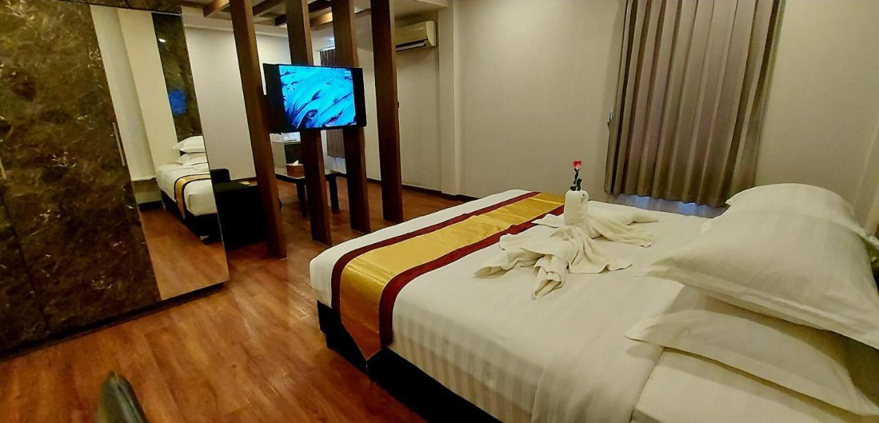 Royal Crown Hotel Γιανγκόν Εξωτερικό φωτογραφία