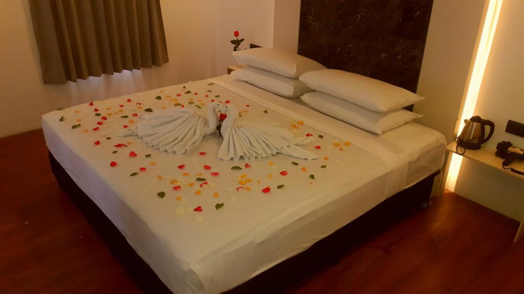 Royal Crown Hotel Γιανγκόν Εξωτερικό φωτογραφία